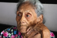 Miércoles 26 de septeimbre del 2012. Tuxtla Gutiérrez, Chiapas. Ancianitos esperan la realización del evento der esta mañana donde se les entrego actas de nacimiento durante la campaña organizada por el DIF Municipal.