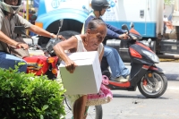 Martes 29 de agosto del 2017. Tuxtla Gutiérrez. Lamentable la situación de los ancianitos esperando el pago del Programa Amanecer, quienes esta mañana sufrieron insolaciones y desmayos en la interminable cola bajo el sol.