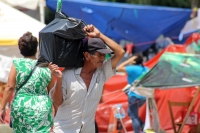 Martes 29 de agosto del 2017. Tuxtla Gutiérrez. Lamentable la situación de los ancianitos esperando el pago del Programa Amanecer, quienes esta mañana sufrieron insolaciones y desmayos en la interminable cola bajo el sol.