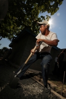 Viernes 6 de diciembre del 2013. Tuxtla Gutiérrez. Las credenciales desechadas por el IFE son  recicladas y utilizadas para la construcción de un andador en las instalaciones para los niños de la Aldea SOS.