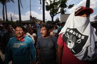 Jueves 9 de febrero del 2012. Colonos intentan bloquear el paso a la Nena. Tuxtla Gutiérrez, Chiapas. Un grupo de colonos de Tuxtla se manifiestan en la entrada del salón donde la Nena Orantes realiza el evento donde anuncia su inscripción para ser candid