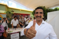 Domingo 19 de julio del 2015. Tuxtla Gutiérrez. Paco Rojas votando.