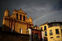 Viernes 20 de noviembre del 2020. San Cristóbal de las Casas. La luz refractada en los pequeños cristales de agua suspendidos en el aire provoca estas bellas estampa que podemos observar esta tarde en esta colonial ciudad