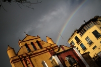 Viernes 20 de noviembre del 2020. San Cristóbal de las Casas. La luz refractada en los pequeños cristales de agua suspendidos en el aire provoca estas bellas estampa que podemos observar esta tarde en esta colonial ciudad