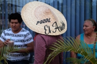 Miércoles 7 de agosto del 2019. Tuxtla Gutiérrez. El vendedor arrecho ofrece bolsas de pozol con alegría en las calles de la ciudad