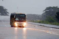 Domingo 26 de junio. Las lluvias de los últimos días en la zona costa han ocasionado algunos encharcamientos en el tramo carretero de Tonalá a 6 kilómetros de la ciudad de Arriaga por lo que la circulación ha sido lenta en las ultimas horas.