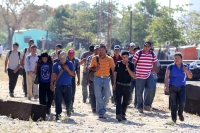 Martes 4 de Febrero del 2014. Arriaga. Migrantes originarios de Honduras y El Salvador sufren asaltos y maltratos durante el trayecto a los EEUU esperan la llegada del tren en la estación de carga de la ciudad de Arriaga donde viajaran en los techos de lo