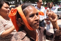 Martes 11 de septiembre del 2012. Tuxtla Gutiérrez, Chiapas. Miembros del Foro Cívico Ac se manifiestan nuevamente en las entradas del edificio que alberga la Legislatura Local para protestar en contra de las reformas al Artículo 24 Constitucional.