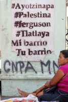 Viernes 17 de febrero del 2017. Tuxtla Gutiérrez. Una vendedora de artesanías espera en la entrada al atrio de la catedral de San Marcos con las pintas de la protesta social de compañía.