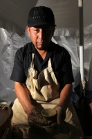 Martes 11 de febrero del 2014. Tuxtla Gutiérrez, Chis. Artesanos de Oaxaca presentan la elaboración de sus productos tradicionales en la explanada de la Plaza Central de esta ciudad.