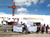 San Cristóbal de Las Casas, Chis. 28 de Julio. En demanda de que el gobierno de Chiapas brinde garantías para su retorno, un grupo de 49 indígenas evangélicos realizó el jueves un plantón en la Plaza Catedral, en donde también denunciaron la impunidad que