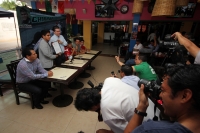 Lunes 6 de enero del 2014. Tuxtla Gutiérrez. Alan Stefano, piloto chiapaneco presenta el nuevo auto de competencia acompañado de los reporteros y comunicadores.