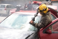 20210308. Tuxtla G. Incendio en un estacionamiento enfrente de Caña Hueca