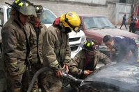 20210308. Tuxtla G. Incendio en un estacionamiento enfrente de Caña Hueca