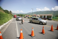 Elementos de la PFP resguardan la autopista en la caseta de cobro entre las ciudades de San Cristóbal de las Casas y Tuxtla Gutiérrez, mientras que manifestantes cierran el camino por dos horas a medio día.