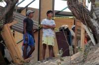 Viernes 6 de abril del 2018. Tuxtla Gutiérrez. Lo precario de las viviendas del asentamiento urbano de La Misión ocasionó que una barda cayera sobre algunas personas en una vivienda construida de madera en la Calle Fernando Castellanos Cal y Mayor y Av