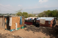 Viernes 6 de abril del 2018. Tuxtla Gutiérrez. Lo precario de las viviendas del asentamiento urbano de La Misión ocasionó que una barda cayera sobre algunas personas en una vivienda construida de madera en la Calle Fernando Castellanos Cal y Mayor y Av