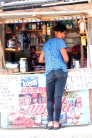 Viernes 6 de abril del 2018. Tuxtla Gutiérrez. Lo precario de las viviendas del asentamiento urbano de La Misión ocasionó que una barda cayera sobre algunas personas en una vivienda construida de madera en la Calle Fernando Castellanos Cal y Mayor y Av