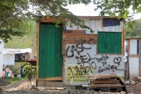Viernes 6 de abril del 2018. Tuxtla Gutiérrez. Lo precario de las viviendas del asentamiento urbano de La Misión ocasionó que una barda cayera sobre algunas personas en una vivienda construida de madera en la Calle Fernando Castellanos Cal y Mayor y Av
