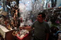 Domingo 22 de marzo del 2020. Tuxtla Gutiérrez. Los buenos deseos y bendiciones para esta temporada de contingencia del Coronavirus son ofrecidos en un puesto de imágenes religiosas en un mercado público de la ciudad.