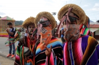 Martes 5 de diciembre del 2017. Ixtapa, Chiapas. Habitantes de la comunidad Aztlán o Rancho Nuevo realizan los recorridos tradicionales de la Virgen de la Concepción vistiendo coloridos trajes de fiesta en esta comunidad ubicada en el inicio de la zona 