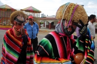 Martes 5 de diciembre del 2017. Ixtapa, Chiapas. Habitantes de la comunidad Aztlán o Rancho Nuevo realizan los recorridos tradicionales de la Virgen de la Concepción vistiendo coloridos trajes de fiesta en esta comunidad ubicada en el inicio de la zona 