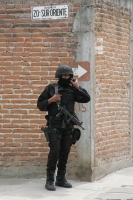 Elementos de las corporaciones policíacas de Chiapas realizaron esta mañana el cateo de otro domicilio en la colonia El Retiro donde localizaron y aseguraron a dos sicarios más. Mientras que en el transcurso de la mañana se recibieron varias llamadas al 0