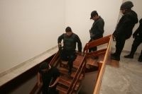 Elementos de las corporaciones policíacas de Chiapas realizaron esta mañana el cateo de otro domicilio en la colonia El Retiro donde localizaron y aseguraron a dos sicarios más. Mientras que en el transcurso de la mañana se recibieron varias llamadas al 0