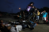 Sábado 3 de noviembre del 2012. Tuxtla Gutiérrez, Chiapas. Los jóvenes aficionados a los deportes extremos se reuenen este fin de semana en el ParqueNoquispara participar en el encuentro internacional de Patines y bicicletas de una reconocida marca deport