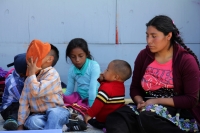 Lunes 4 de noviembre del 2017. Tuxtla Gutiérrez. Familias desplazadas de Banavil a las afueras del edificio de la administración chiapaneca durante la conferencia de este medio dí­a.