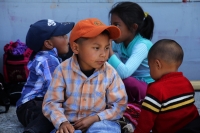 Lunes 4 de noviembre del 2017. Tuxtla Gutiérrez. Familias desplazadas de Banavil a las afueras del edificio de la administración chiapaneca durante la conferencia de este medio dí­a.