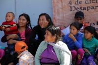 Lunes 4 de noviembre del 2017. Tuxtla Gutiérrez. Familias desplazadas de Banavil a las afueras del edificio de la administración chiapaneca durante la conferencia de este medio dí­a.