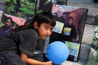 Lunes 4 de noviembre del 2017. Tuxtla Gutiérrez. Familias desplazadas de Banavil a las afueras del edificio de la administración chiapaneca durante la conferencia de este medio dí­a.