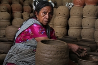 Martes 16 de mayo del 2017. Suchiapa. Las hábiles manos de las mujeres artesanas aprovechan la riqueza del barro surimbo para expresarse en la elaboración de las pichanchas y ollas típicas de esta comunidad chiapaneca.