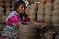 Martes 16 de mayo del 2017. Suchiapa. Las hábiles manos de las mujeres artesanas aprovechan la riqueza del barro surimbo para expresarse en la elaboración de las pichanchas y ollas típicas de esta comunidad chiapaneca.