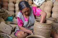 Martes 16 de mayo del 2017. Suchiapa. Las hábiles manos de las mujeres artesanas aprovechan la riqueza del barro surimbo para expresarse en la elaboración de las pichanchas y ollas típicas de esta comunidad chiapaneca.