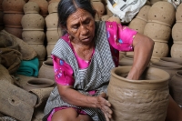 Martes 16 de mayo del 2017. Suchiapa. Las hábiles manos de las mujeres artesanas aprovechan la riqueza del barro surimbo para expresarse en la elaboración de las pichanchas y ollas típicas de esta comunidad chiapaneca.