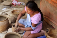 Martes 16 de mayo del 2017. Suchiapa. Las hábiles manos de las mujeres artesanas aprovechan la riqueza del barro surimbo para expresarse en la elaboración de las pichanchas y ollas típicas de esta comunidad chiapaneca.
