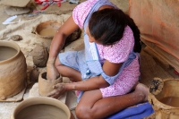 Martes 16 de mayo del 2017. Suchiapa. Las hábiles manos de las mujeres artesanas aprovechan la riqueza del barro surimbo para expresarse en la elaboración de las pichanchas y ollas típicas de esta comunidad chiapaneca.