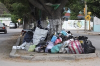 Viernes 23 de diciembre. Basura en las cercanías de la Camilo Pintado. Tuxtla Gutiérrez, Chiapas. Vecinos del barrio del 5 de Mayo, continúan expresando su enojo por el mal servicio que presenta la compañía de recolección de la basura, la cual se acumula 