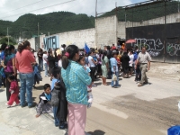 Viernes 15 de julio. Los habitantes de la ciudad de San Cristóbal de las Casas continúan protestando por la contaminación ocasionada por el Sitio de Transferencia de Basura y en esta mañana cierran las calles aledañas para evitar que se continúe acarreand