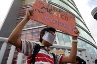 Lunes 10 de septiembre del 2012. Tuxtla Guti�rrez, Chiapas. Estudiantes de varias universidades protestan en la Torre Chiapas para exigir que les sean entregados los fondos de la Beca PRONABES que ha sido retenido por las autoridades locales.