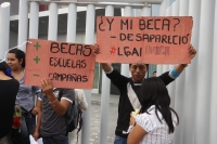 Lunes 10 de septiembre del 2012. Tuxtla Gutiérrez, Chiapas. Estudiantes de varias universidades protestan en la Torre Chiapas para exigir que les sean entregados los fondos de la Beca PRONABES que ha sido retenido por las autoridades locales.