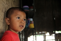 Jueves 7 de septiembre del 2017. Venustiano Carranza, Chiapas. Los niños de la comunidad Belisario Domí­nguez secan al sol  los cuadernos y libros rescatados de las afectaciones de las lluvias de los últimos dí­as en esta comunidad ubicada en la cercaní