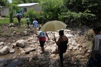 Jueves 7 de septiembre del 2017. Venustiano Carranza, Chiapas. Una persona logra sobrevivir después de ser arrastrado por el agua sujetándose a un tronco durante las afectaciones de las lluvias de los últimos dí­as en esta comunidad ubicada en la cerca