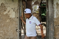 Jueves 7 de septiembre del 2017. Venustiano Carranza, Chiapas. Una persona logra sobrevivir después de ser arrastrado por el agua sujetándose a un tronco durante las afectaciones de las lluvias de los últimos dí­as en esta comunidad ubicada en la cerca