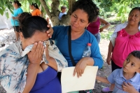 Jueves 7 de septiembre del 2017. Venustiano Carranza, Chiapas. Una persona logra sobrevivir después de ser arrastrado por el agua sujetándose a un tronco durante las afectaciones de las lluvias de los últimos dí­as en esta comunidad ubicada en la cerca