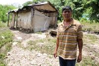 Jueves 7 de septiembre del 2017. Venustiano Carranza, Chiapas. Una persona logra sobrevivir después de ser arrastrado por el agua sujetándose a un tronco durante las afectaciones de las lluvias de los últimos dí­as en esta comunidad ubicada en la cerca
