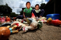 Jueves 7 de septiembre del 2017. Venustiano Carranza, Chiapas. Los niños de la comunidad Belisario Domí­nguez secan al sol  los cuadernos y libros rescatados de las afectaciones de las lluvias de los últimos dí­as en esta comunidad ubicada en la cercaní