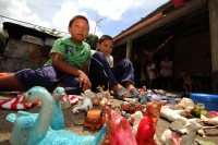 Jueves 7 de septiembre del 2017. Venustiano Carranza, Chiapas. Los niños de la comunidad Belisario Domí­nguez secan al sol  los cuadernos y libros rescatados de las afectaciones de las lluvias de los últimos dí­as en esta comunidad ubicada en la cercaní